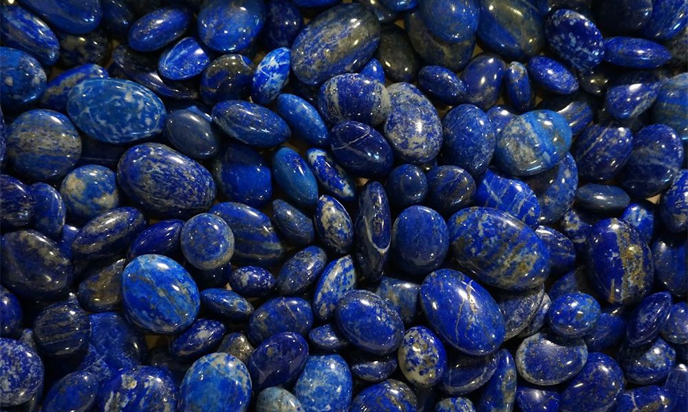 Polished lapis lazuli stones